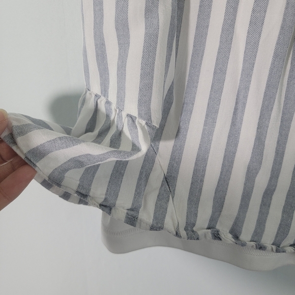 Aakaa Women's Gray/White Striped Romper Sz M Short Sleeve Button Front Tie Waist - Picture 7 of 12